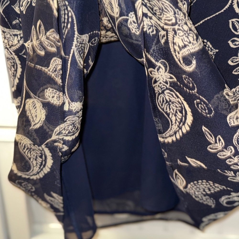 T Tahari Flutter Ruffle Cap Sleeve Blouse XL Navy Paisley BRAND NEW - Picture 4 of 6